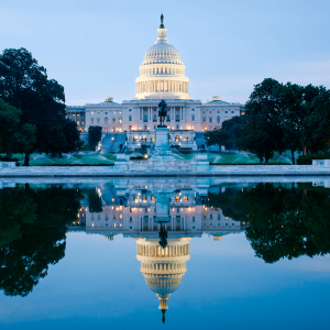 Washington DC, Edificio del Capitolio de Estados Unidos en un amanecer nublado con reflejo espejo